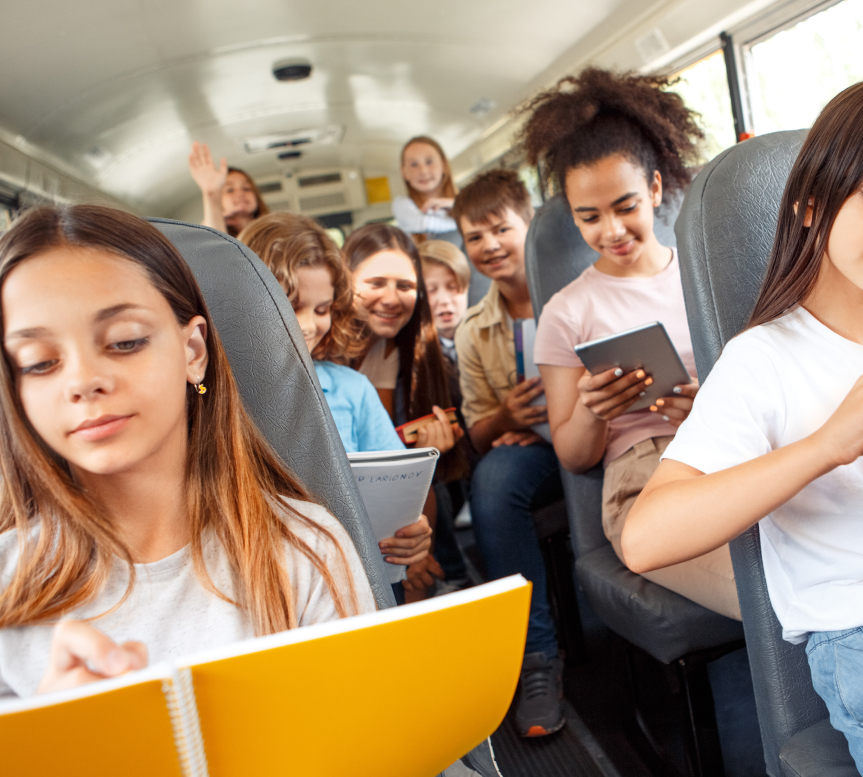 Schüler sitzen im Bus