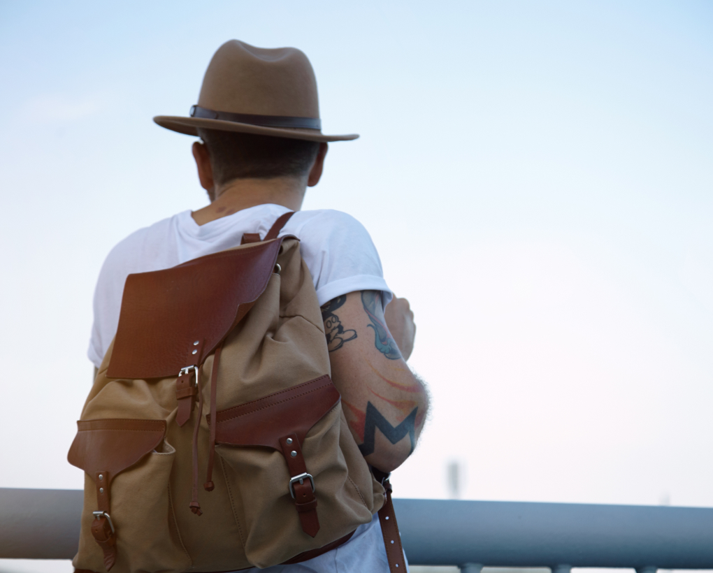 Mann von hinten mit Hut und Rucksack